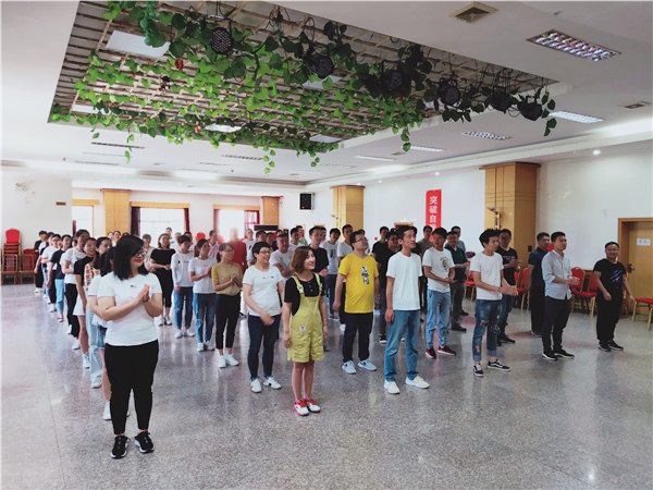一起团建啦,整齐列队 一起团建啦,整齐列队
